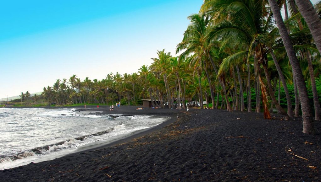 punaluu-beach plaje cu nisip negru