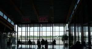 Ce fac majoritatea oamenilor în aeroport în timp ce așteaptă avionul? asteapta avionul