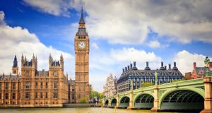 De ce să călătorești și să trimiți colete în Anglia doar cu TicTrans