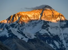 China redeschide accesul la Muntele Everest pentru vizitatorii străini